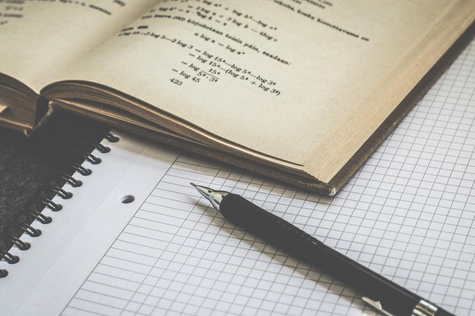 Учебник по математике и тетрадь
